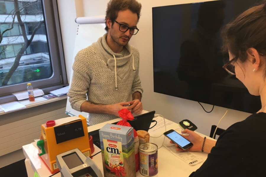 Simulation of a payment process with a smartphone app at a test checkout in a Wizard-of-Oz user research setup.
